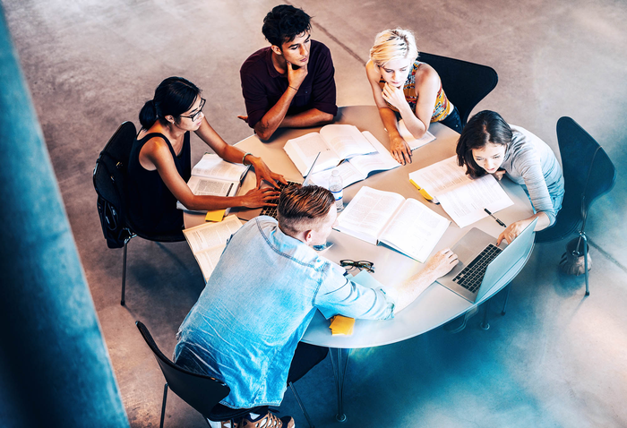 Studenten Gruppe am lernen von oben